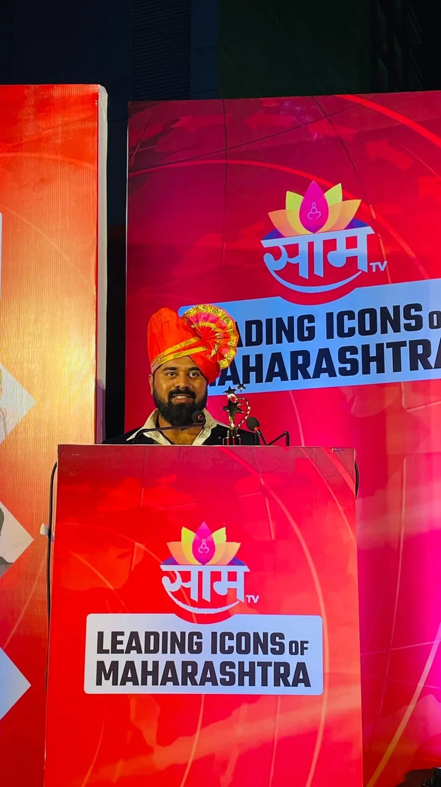 Bhavesh Bidve receiving the Leading Icons of Maharashtra award on stage