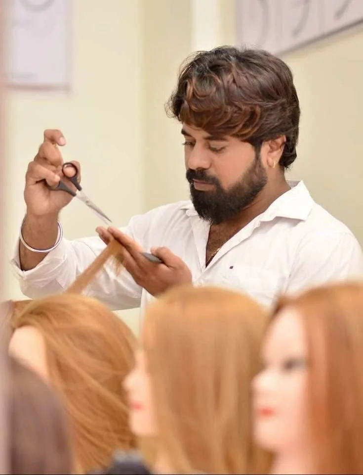 Bhavesh Bidve conducting a professional hairstyling training session